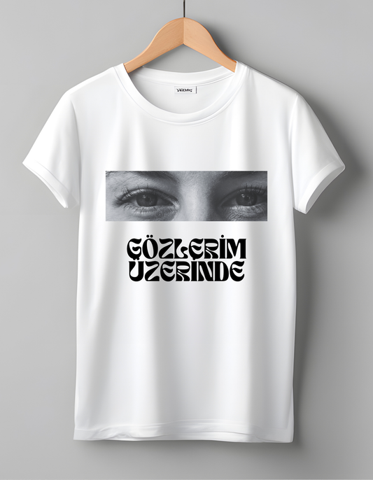 "Gözlerim Üzerinde" Tipografik Grafik T-Shirt - Sanatsal Bakış Unisex Tasarım Tişört